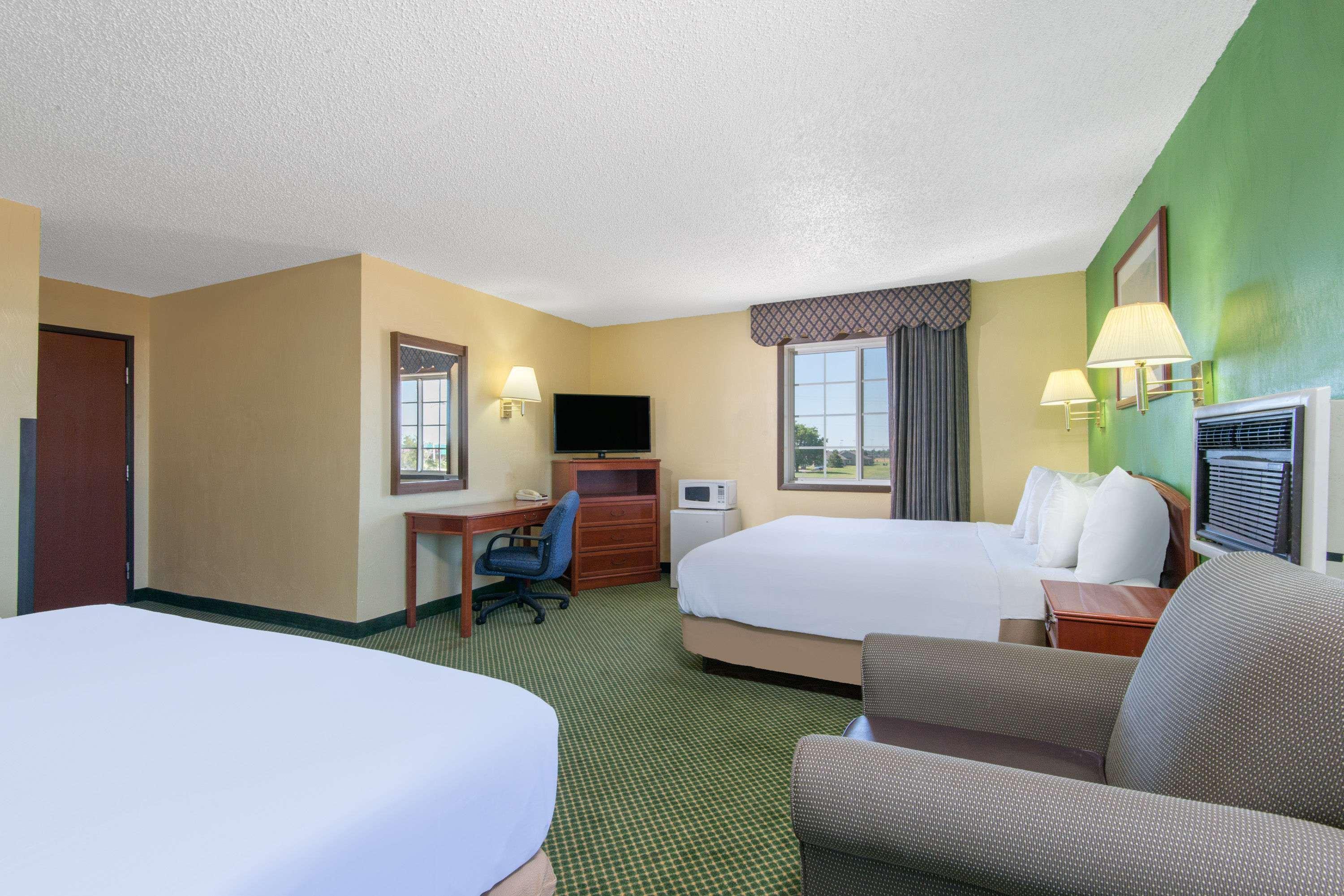 Days Inn By Wyndham Great Bend Exteriör bild