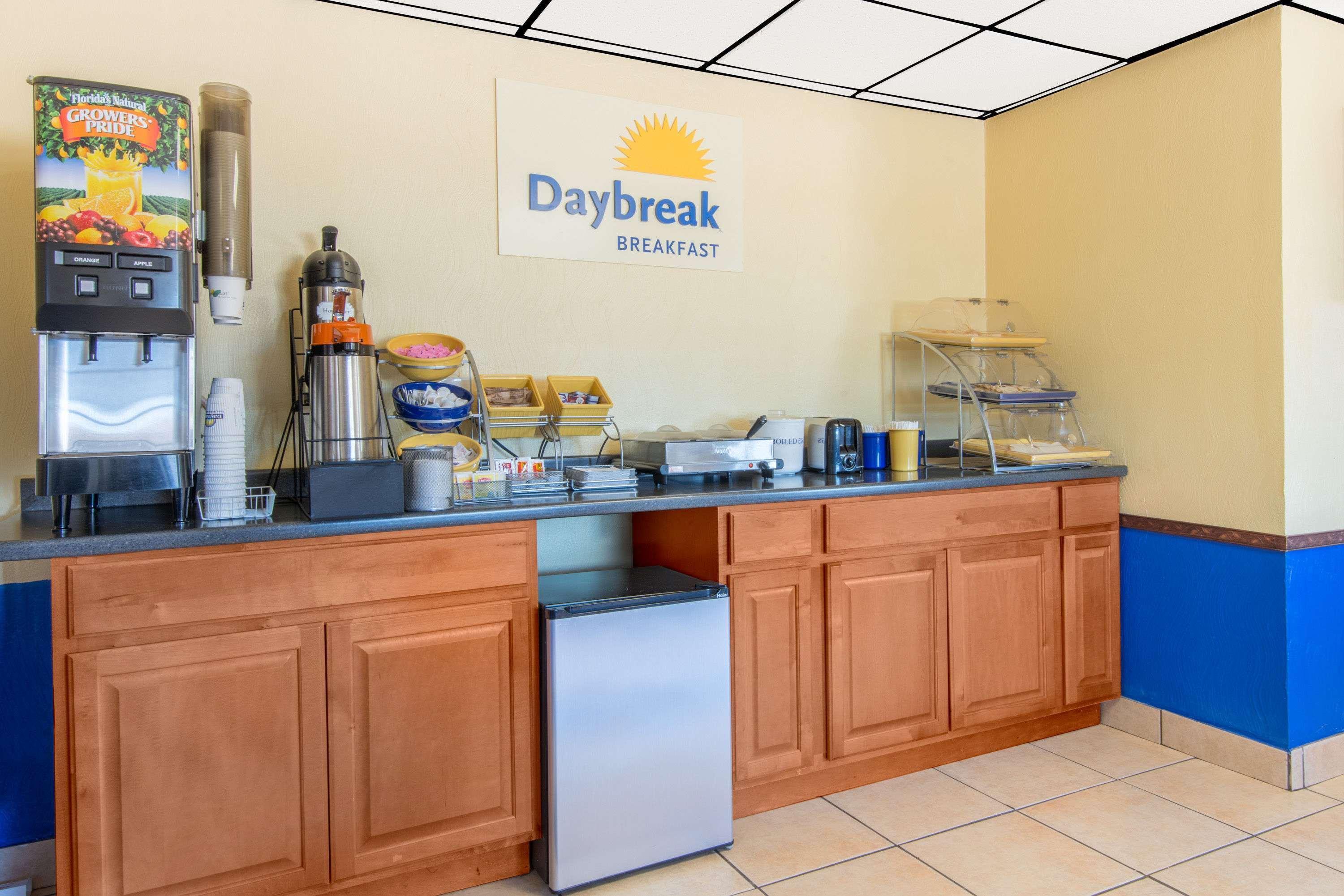 Days Inn By Wyndham Great Bend Exteriör bild
