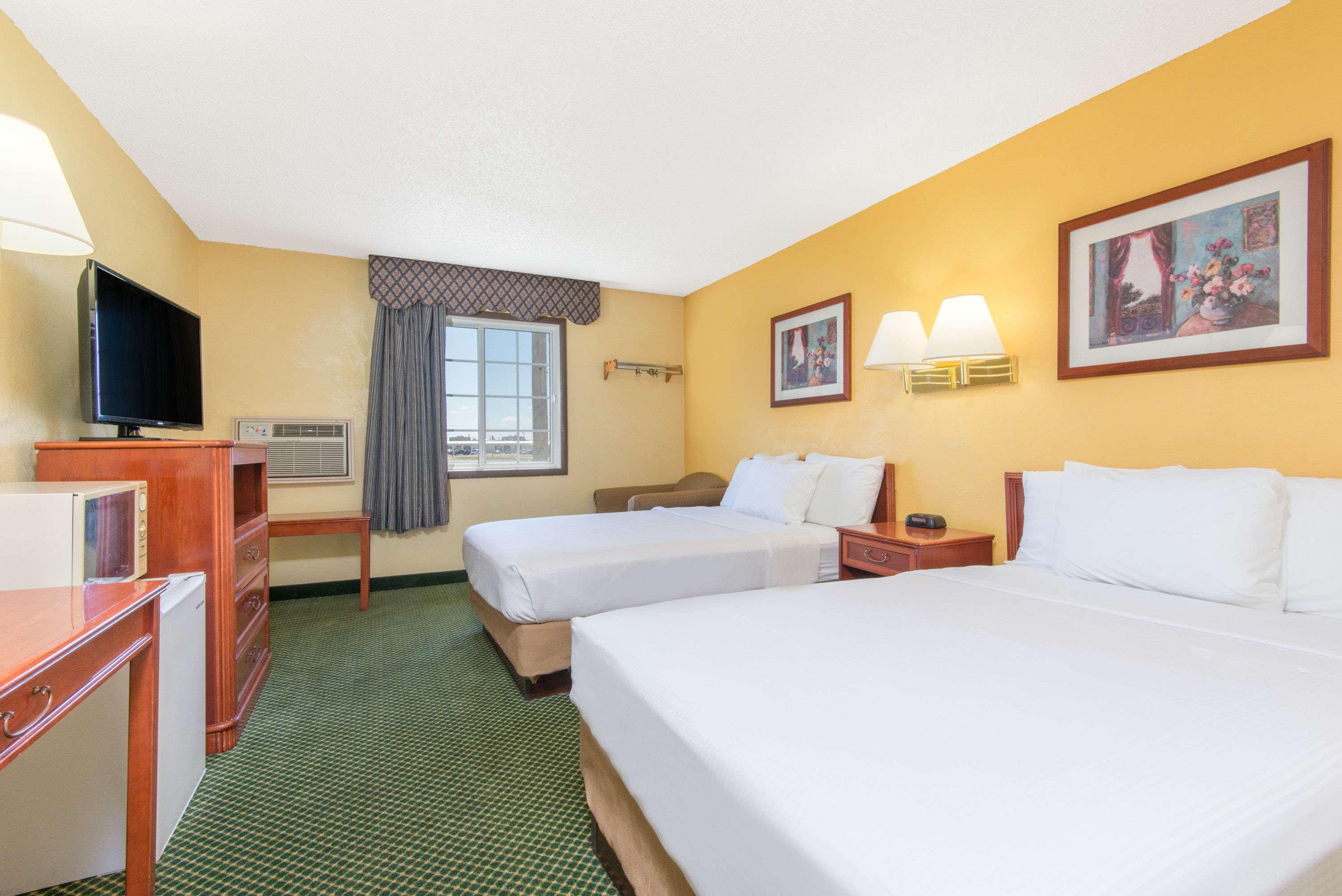 Days Inn By Wyndham Great Bend Exteriör bild