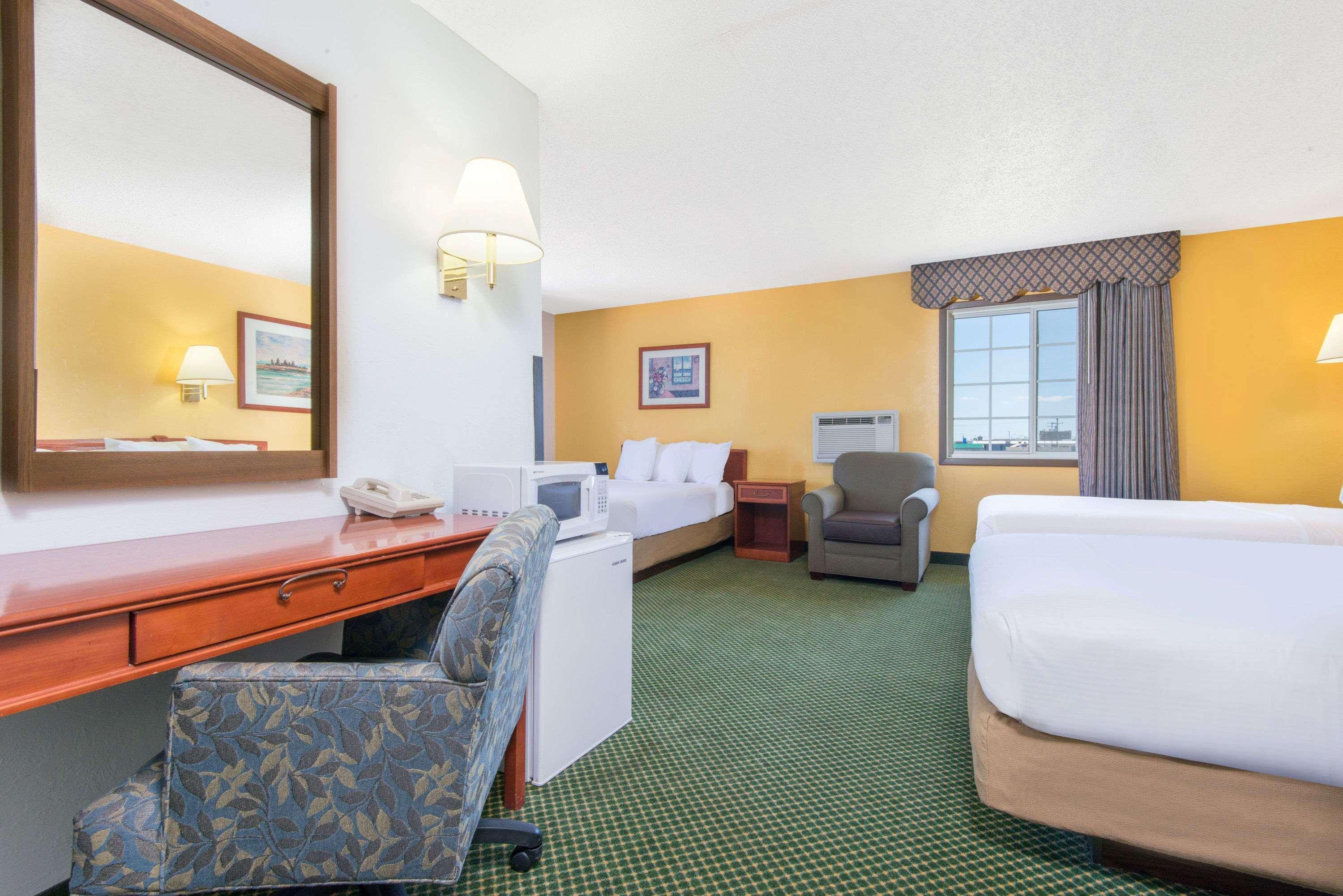 Days Inn By Wyndham Great Bend Exteriör bild