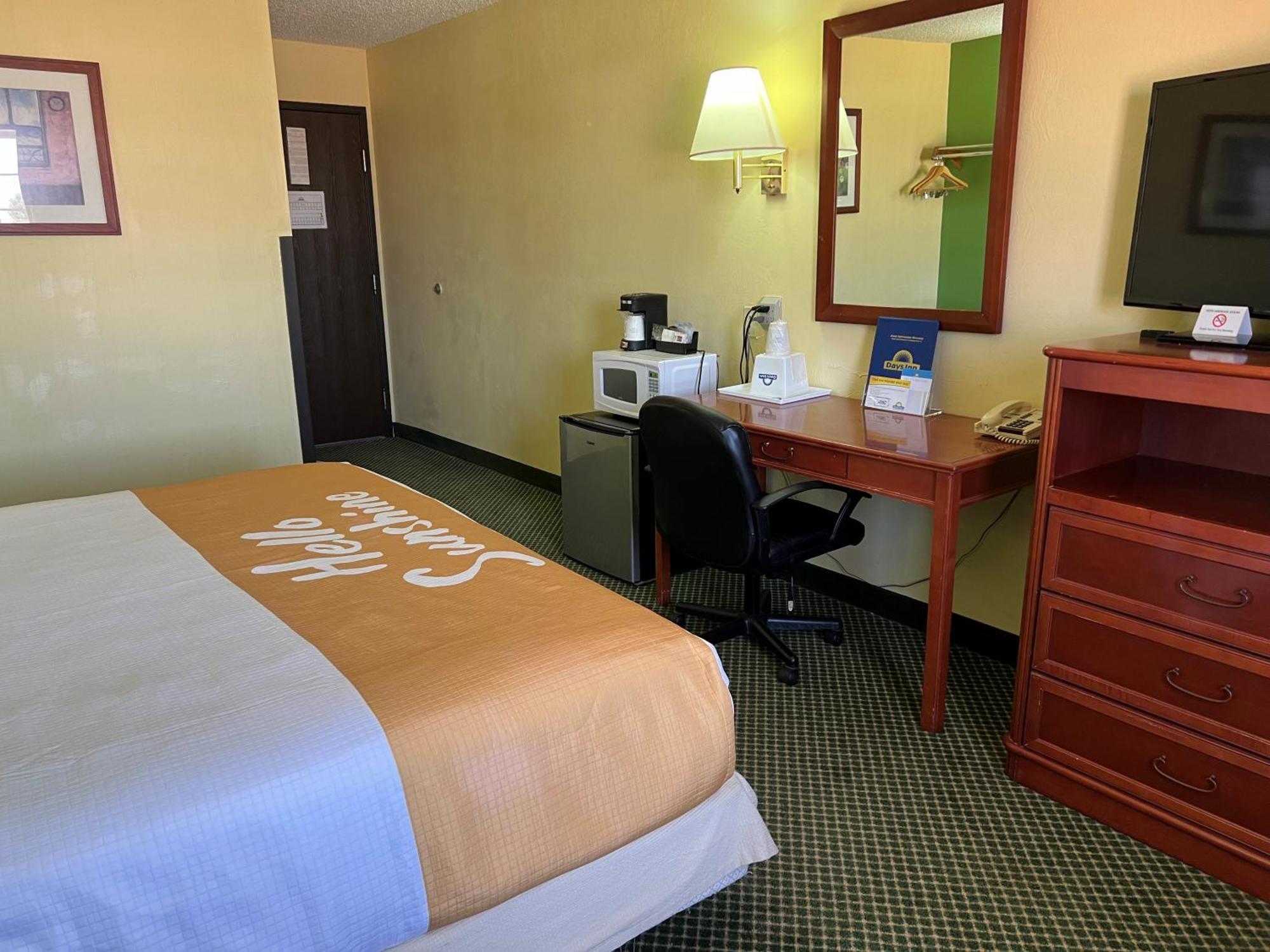 Days Inn By Wyndham Great Bend Exteriör bild